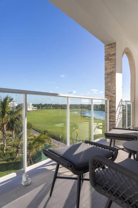 Modern & Relaxing Penthouse And Golf View Apartment