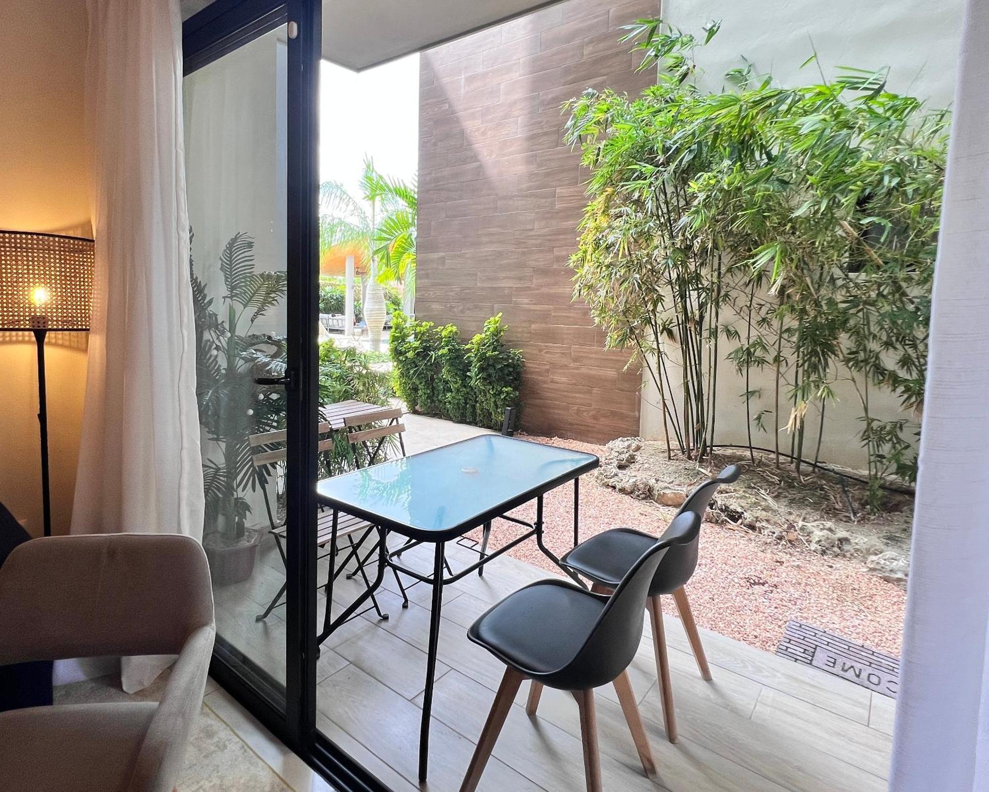 W/pool & Apartment *