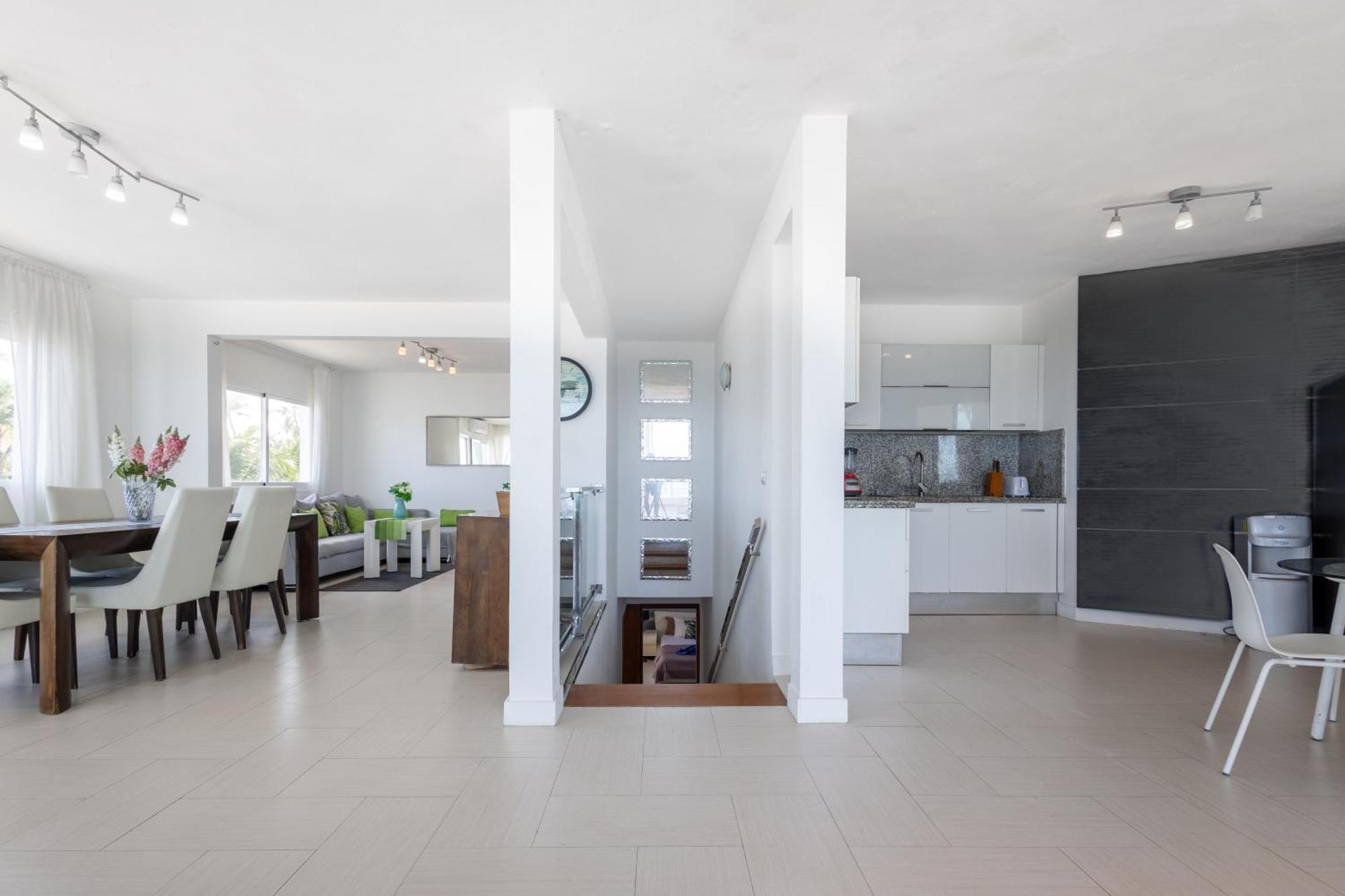 Beachfront For Rent - Ocean View, Private Terrace, And Bbq