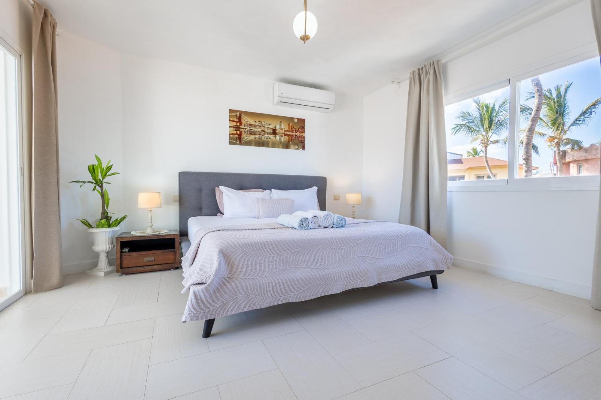 Beachfront For Rent - Ocean View, Private Terrace, And Bbq Apartment
