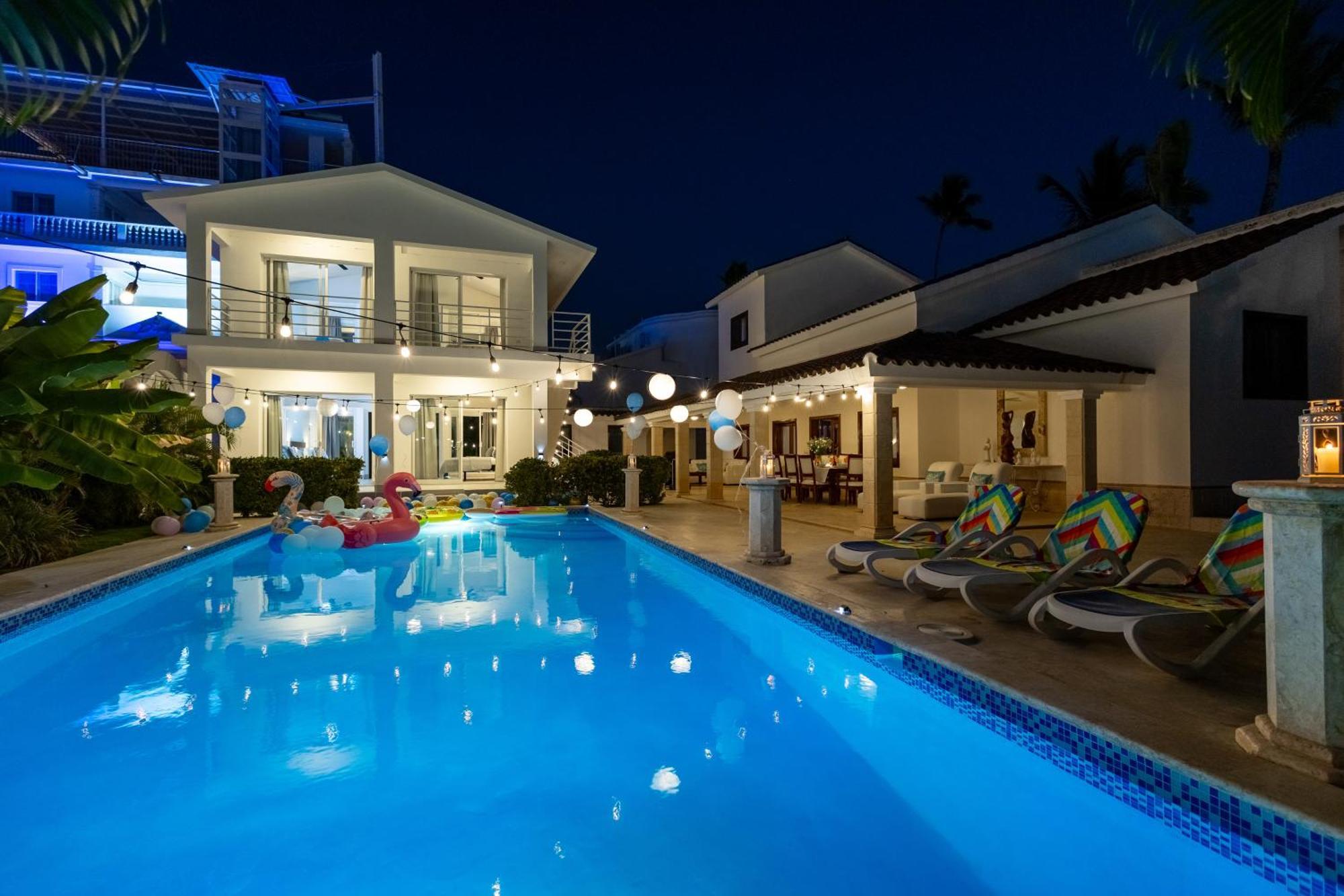 Huge 8-bedroom With Private Pool - Corales Villa *