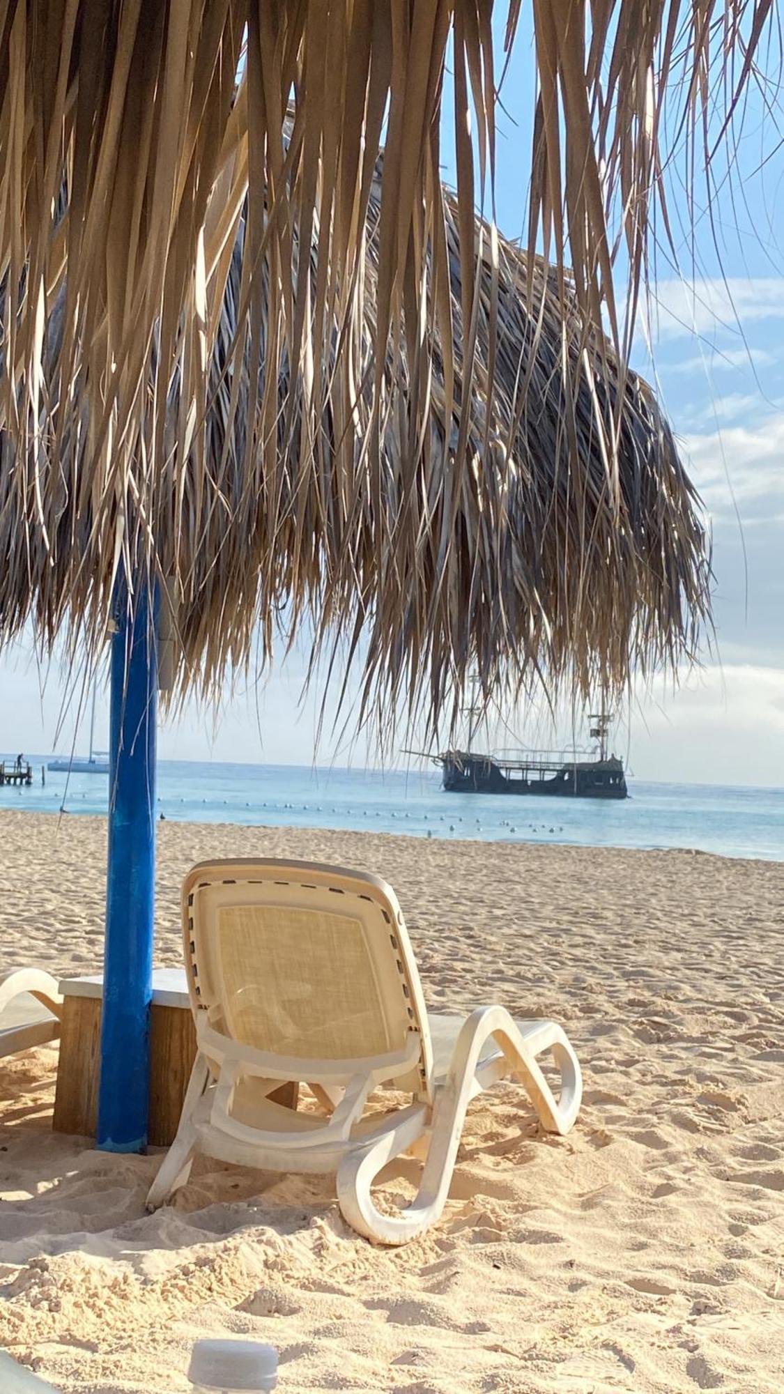 Happy Place Corales