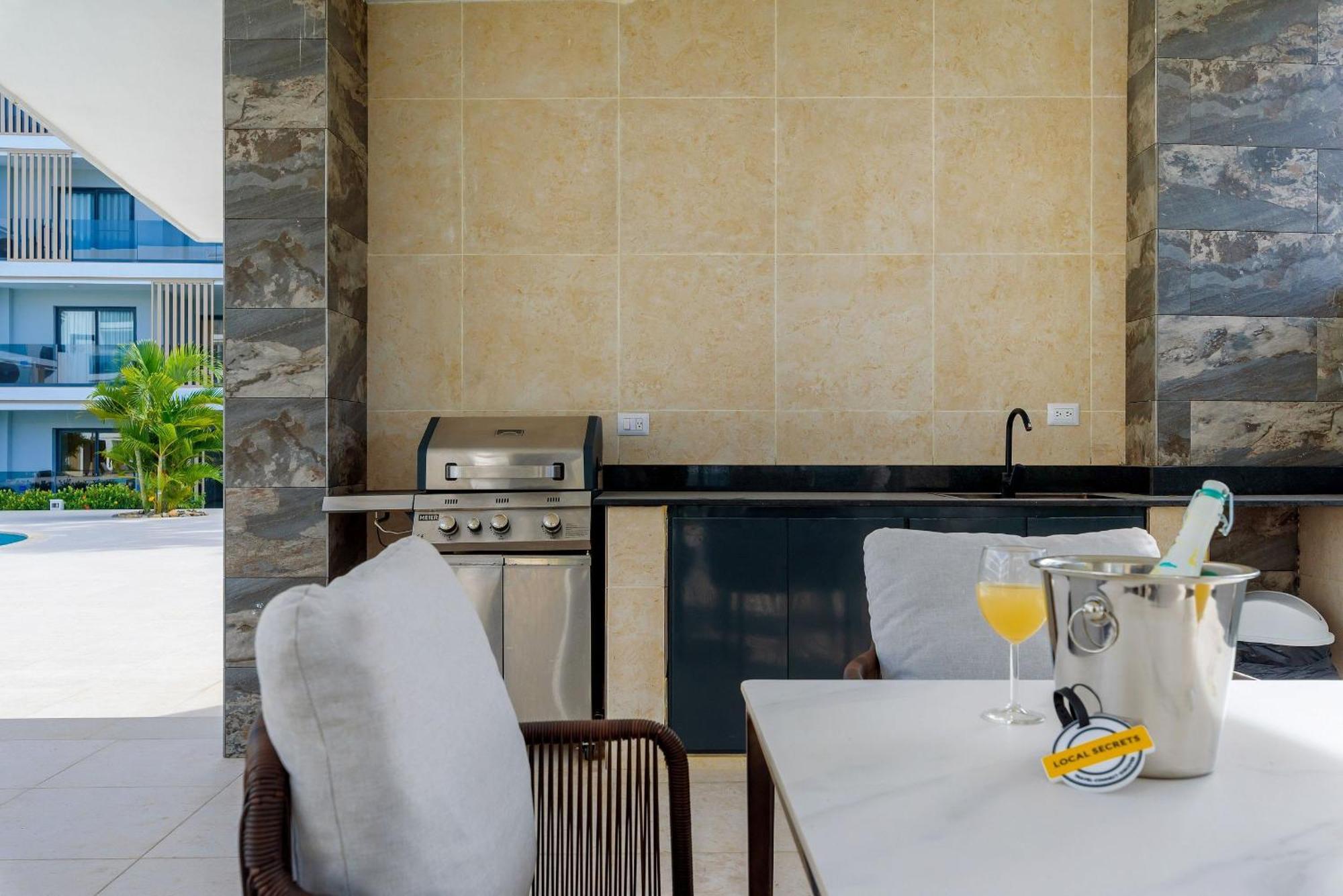 Beautiful With Direct Access To The Pool *