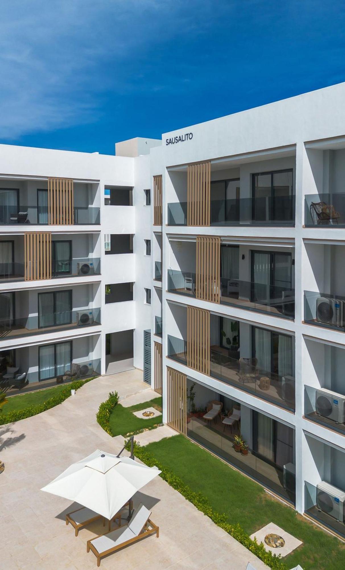 Beautiful With Direct Access To The Pool Apartment