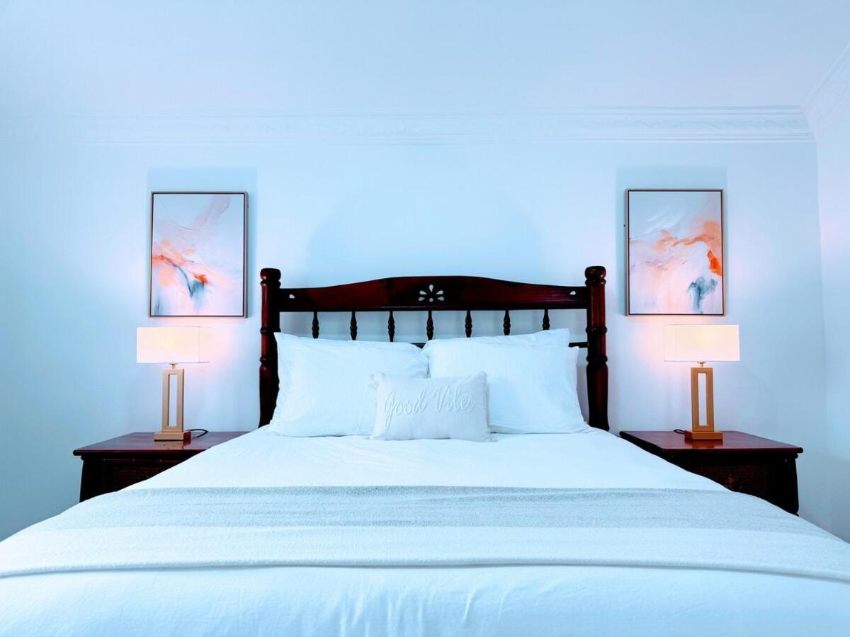 Rooftop, Pool View, Walk To Beach, Dining, Shops Apartment