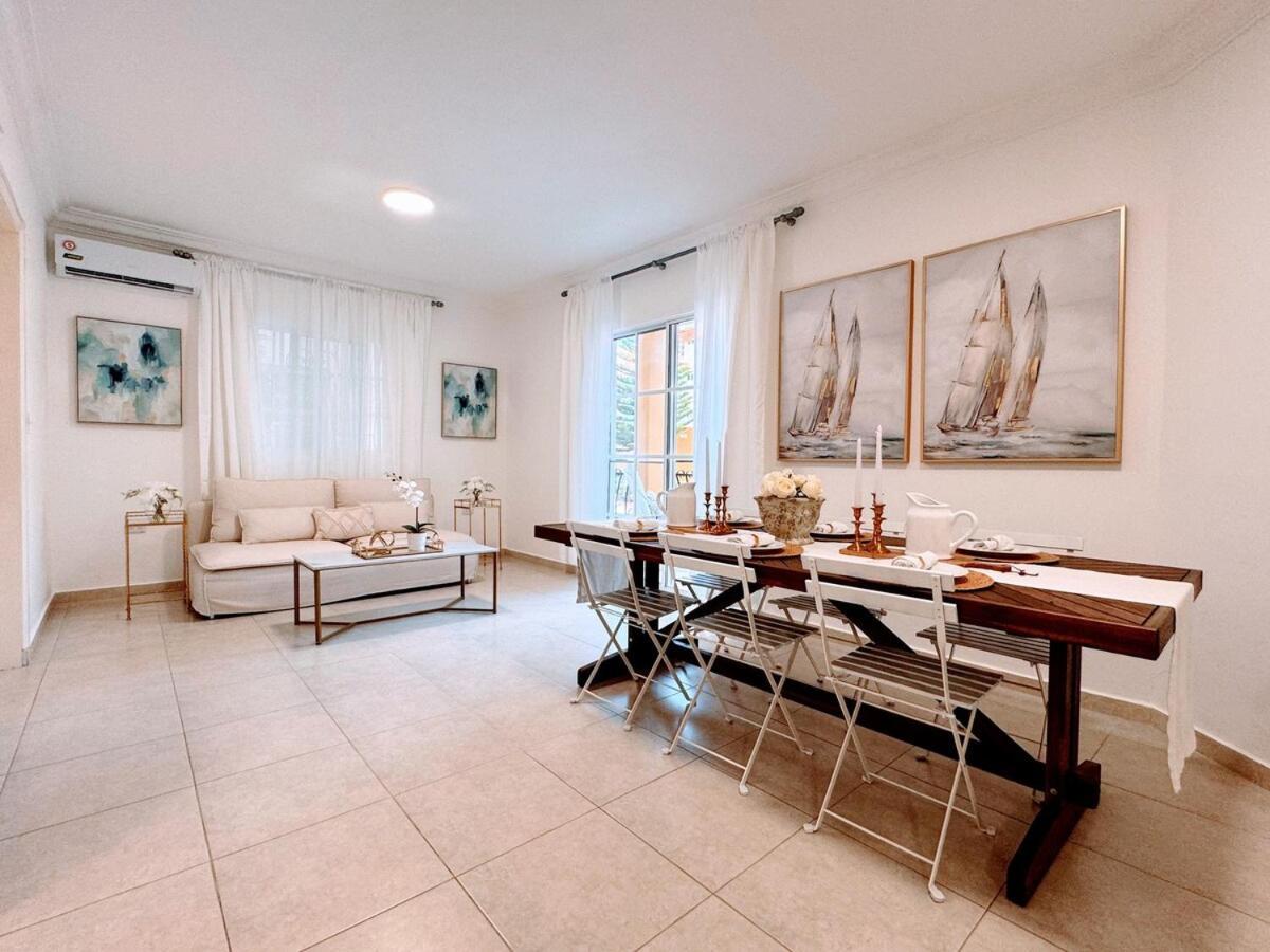 Backyard, Pool View, Walk To Beach, Dining, Shops Apartment