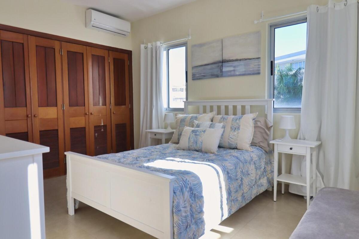 Charming Tsi With Spacious Interior *