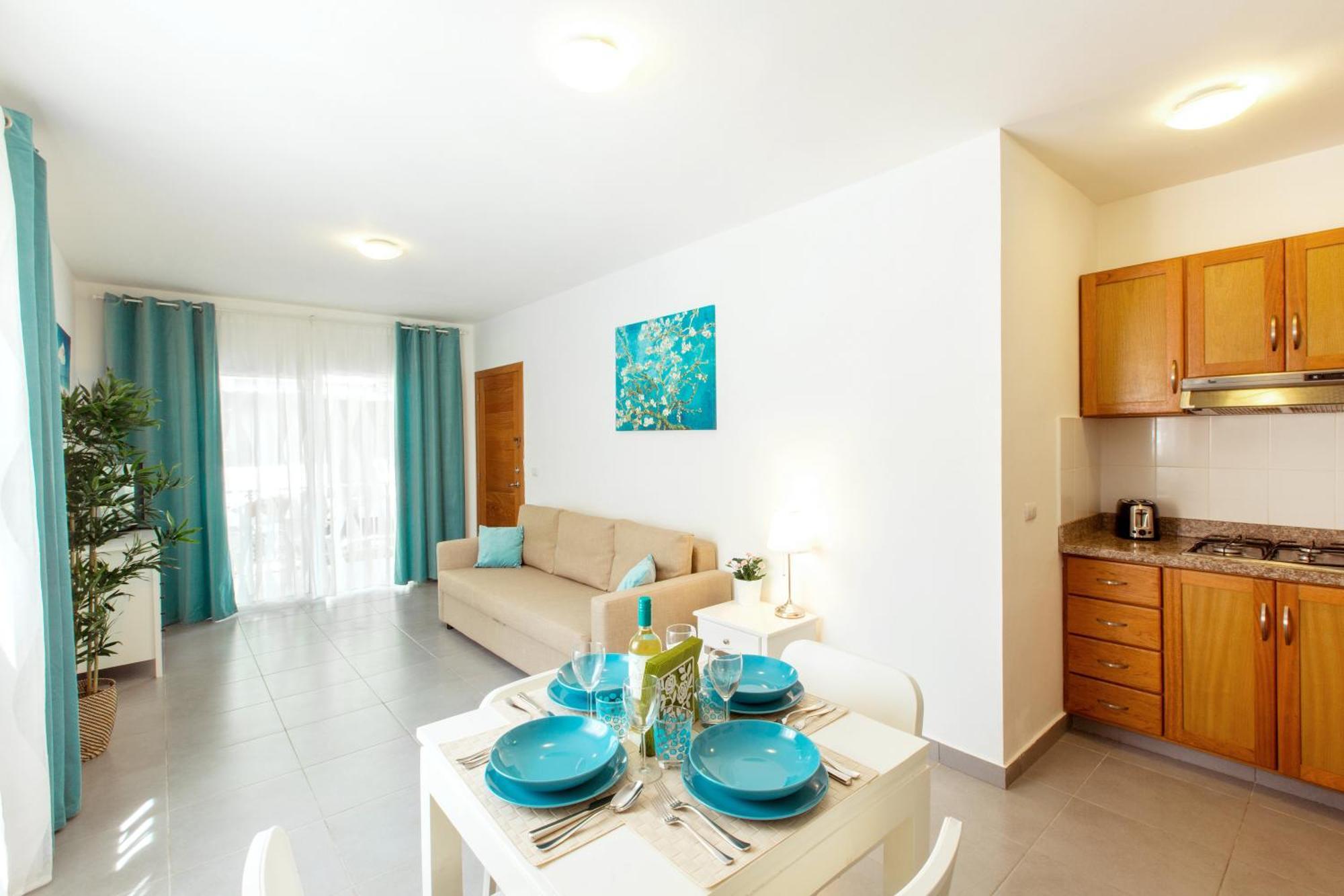 Aparthotel Sunny Deluxe Playa Corales - Wifi, Beach, Pool