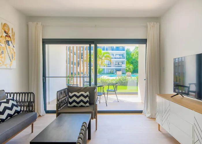 Bran New Condo With Pool Access
