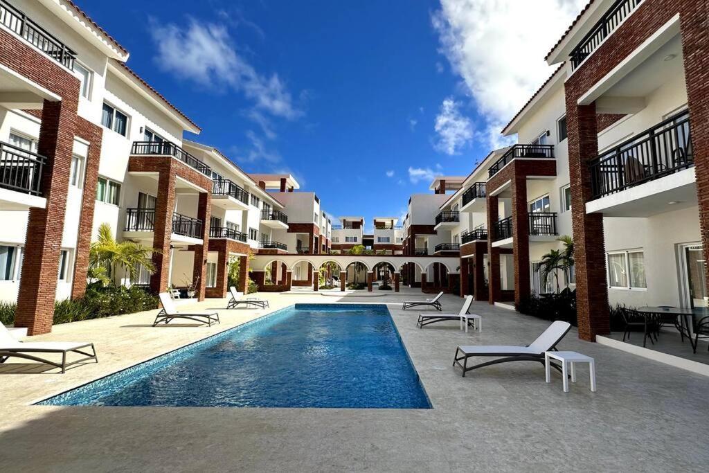 Spacious 1 Bedroom Near The *