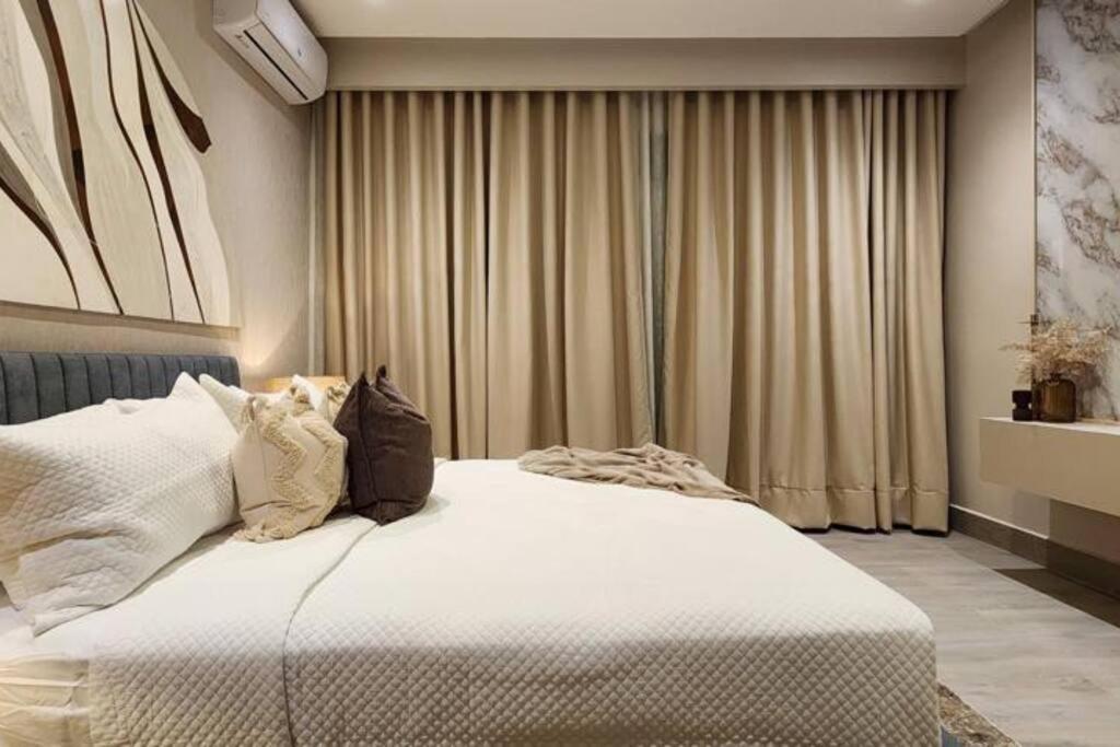 Exclusive * Private And Housekeeping *