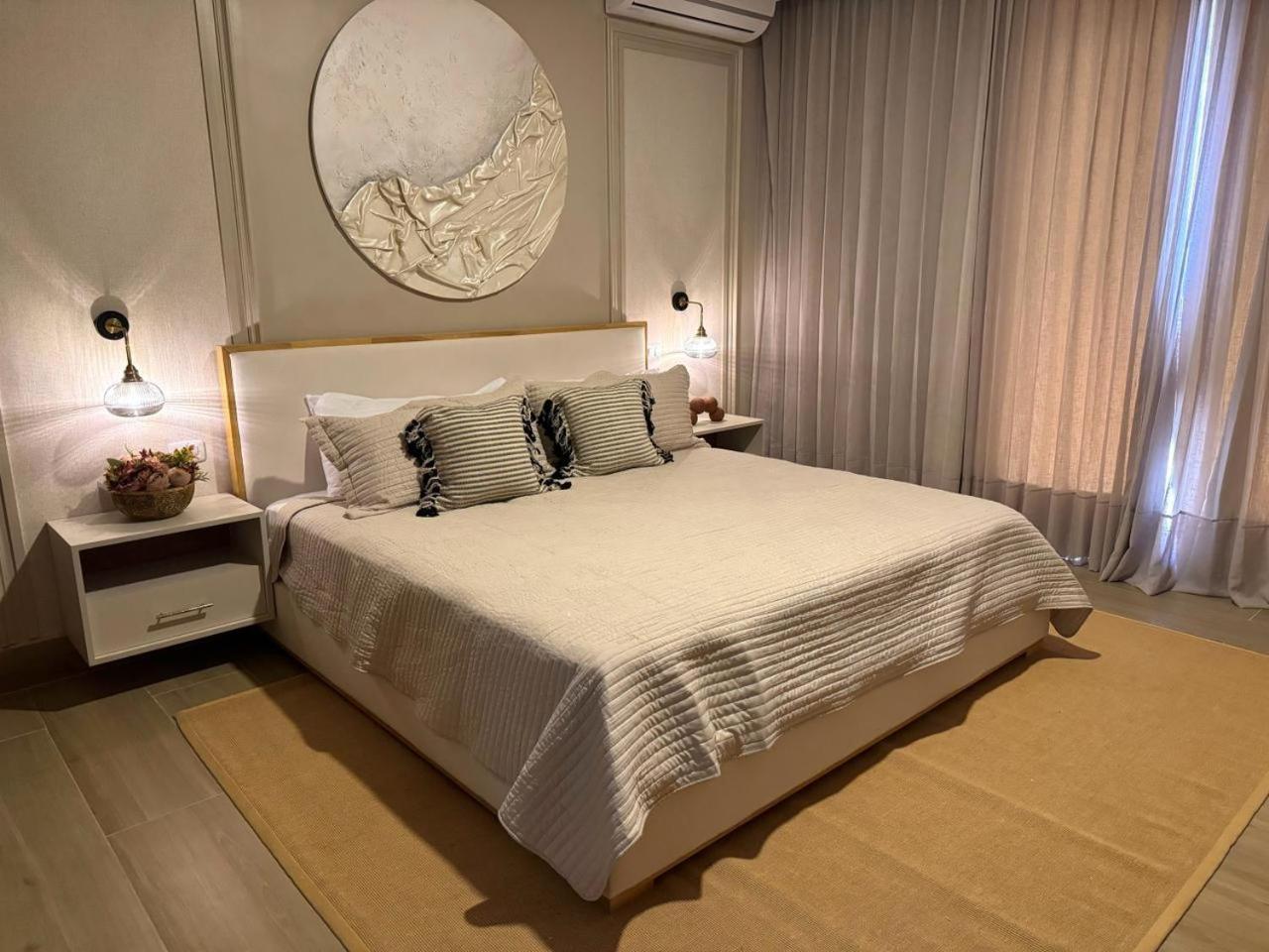 Exclusive * Private And Housekeeping *
