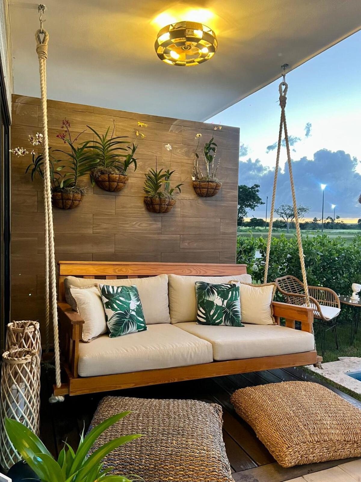 Apartment Golf Course View With A Hot Tub