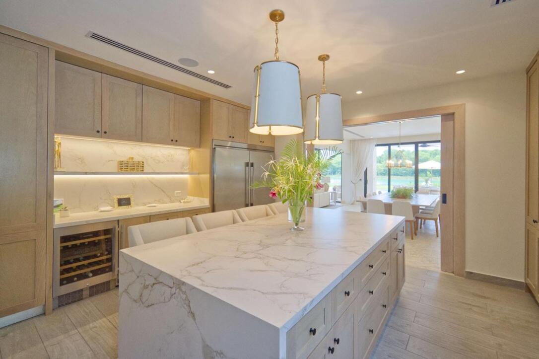Modern With Staff In Golf N Holiday home