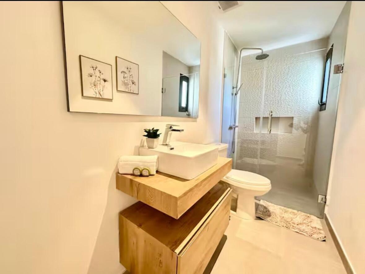 Apartment Modern 2br With Golf View, Pool Front Oasis *