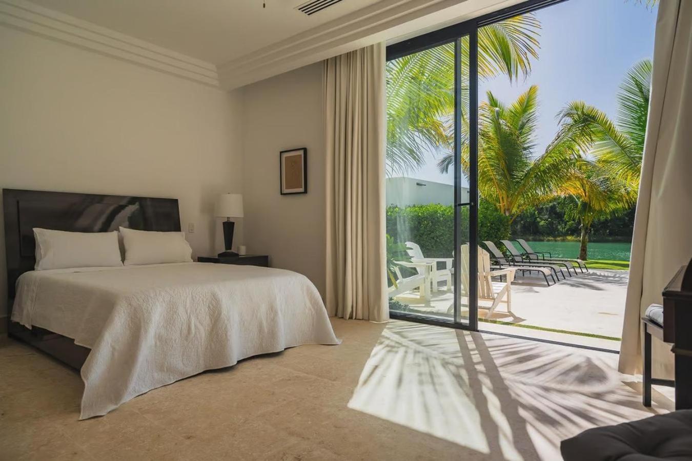 Waterfront Luxury In & Club Villa *